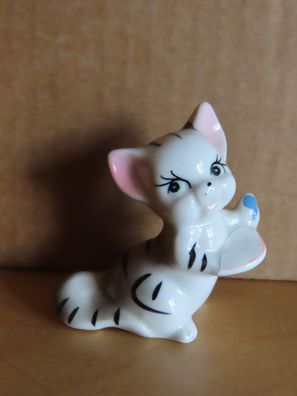 Figur Maus/ Katze klein sitzt hält Teller blauer Klecks an einer Pfote ca. 5,5 cm H