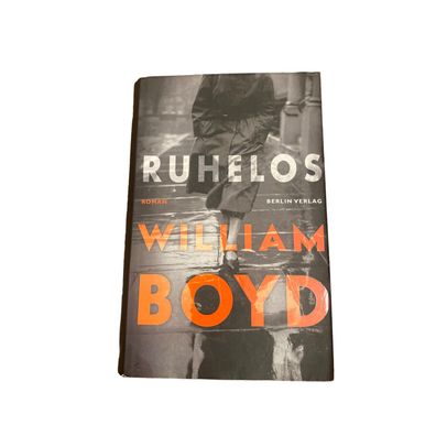 3706 William Boyd Ruhelos: ROMAN HC Berlin Verlag Chris Hirte (Übers.)