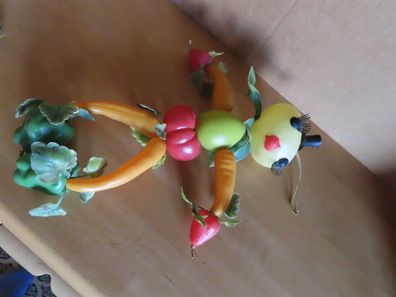 Figur aus Plastik-Gemüse und Obst mit Zylinder
