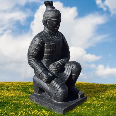 Stein Skulptur Chinesischer Krieger Mangaluru Kniend