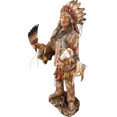 Stehender Indianer hält Fächer und Stierkopf in den Händen