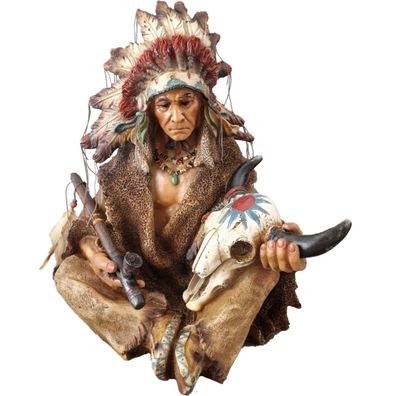 Sitzender Indianer mit Friedenspfeife und Büffelschädel in den Händen