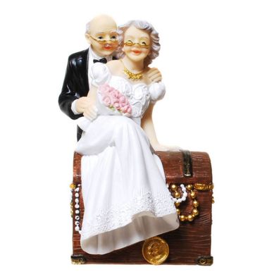 Spardose Senioren Hochzeitspaar auf Schatztruhe mit Pfropfen