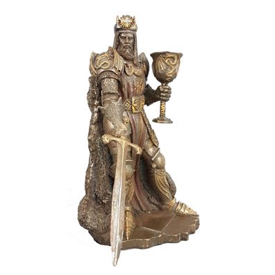 König Arthur steht mit Schwert und Kelch in der Hand bronziert