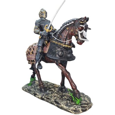 Ritter mit Schwert auf Pferd mit Rüstpanzer