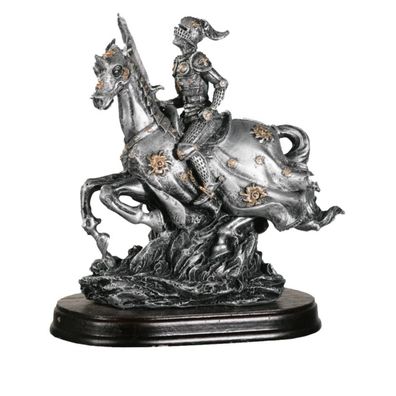 Ritter mit Schwert auf gallopierendem Pferd mit schwarzen Sockel