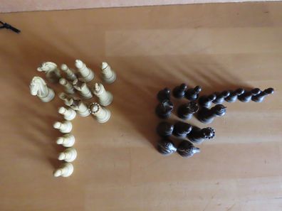 Schachfiguren schwarz + creme auf der Unterseite ein Magnet