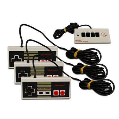 Nintendo ES - NES FOUR PLAYER Adapter + 3 Original NES Controller PADS