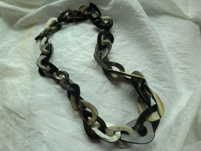 Handgefertigte kurze Halskette OSUNA aus marmoriertem Horn, schwarzbraun