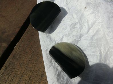 Ohrclip REEKE aus schwarzem, marmoriertem Horn