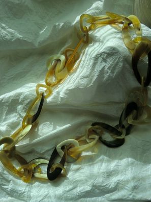 Handgefertigte, lange Halskette Belorado aus Horn, hellbraune Kettenglieder