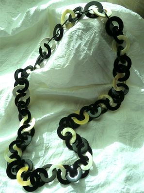 Handgefertigte Halskette REI aus Horn, runde flache Kettenglieder, schwarz/ weiß