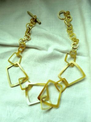 Handgefertigte kurze Halskette Vendres aus hellem Horn, Modeschmuck aus Horn