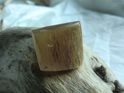 Handgefertigter Ring DORA aus hellbraunem Horn, Ringdurchmesser innen ca. 17mm