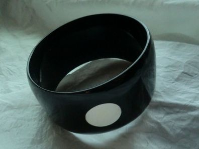 Handgefertigter, geschlossener Armreif BRAGA aus Horn, Farbe Schwarz