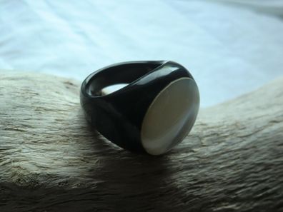 Handgefertigter Ring SANDRA aus schwarzem Horn, Ringdurchmesser innen ca. 17mm