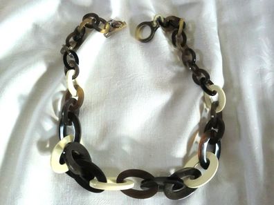 Handgefertigte kurze Halskette MURET aus braunem Horn, teilweise lackiert