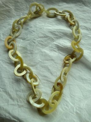 Handgefertigte kurze Halskette Comillas aus hellem Horn