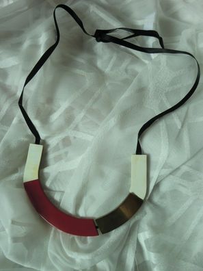 Handgefertigte Halskette MERIDA aus Horn & Messing, teilweise lackiert