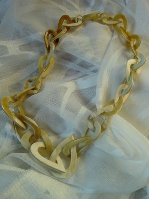 Handgefertigte kurze Halskette Calanda aus hellem Horn, Modeschmuck aus Horn