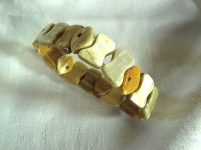 Handgefertigtes flexibles Armband CENON aus hellbraunem, weiß marmoriertem Horn
