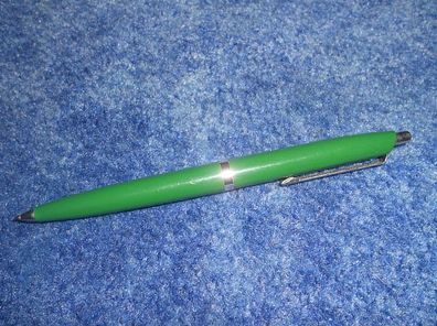 Kugelschreiber grün auf Halterung Bär eingraviert