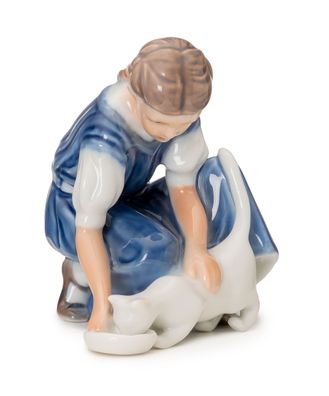 Royal Copenhagen Kinder Figur 'Nur ein kleiner Tropfen - Kind mit Katze'