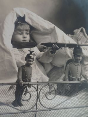 alte Postkarte AK KF Schützengraben im Kinderzimmer Soldat spielen 4009/6 Foto s/ w