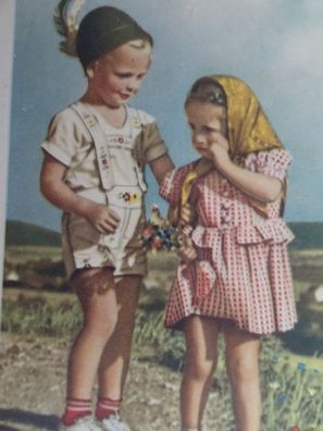 alte Postkarte Kinder Latzhose Wald Wiese Junge tröstet Mädchen