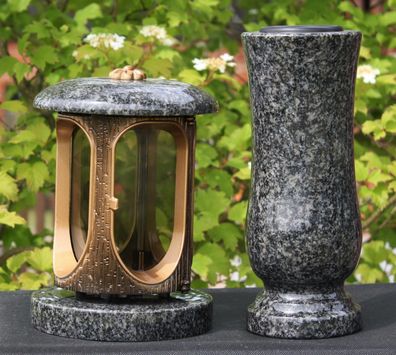 Grablaterne mit Vase aus Granit Impala Grab-Schmuck