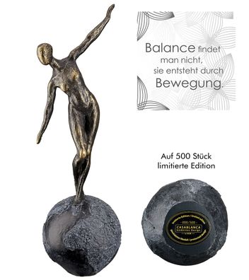Gilde Skulptur "The world in balance" Frau in bronzefarben auf grauer Erdkugel - ...