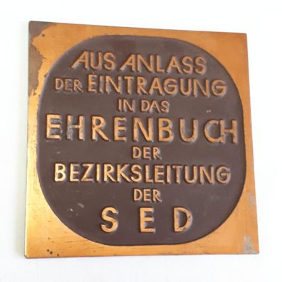 DDR Plakette Eintragung in das Ehrenbuch der Bezirksleitung der SED