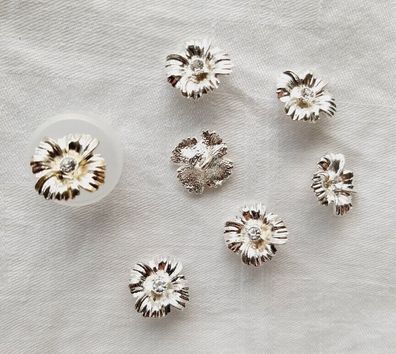 Strassknöpfe, silberne Blüten mit funkelnder Mitte, mit Steg, 18 mm