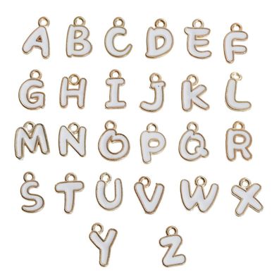 Charm Buchstaben vergoldet Emaille weiß 13x9mm C105