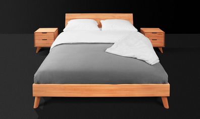 Bett Gerg 1 aus Kernbuche massiv 200x200 cm mit Holzkopfteil und Holzbeinen