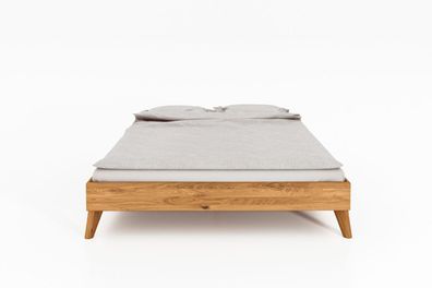 Bett Gerg 3 aus Wildeiche massiv 200x200 cm ohne Kopfteil mit Holzbeinen