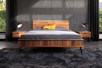 Bett Tula 1 aus Kernbuche massiv 160x200 cm mit Holzkopfteil und Metallbeinen
