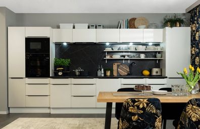 Küche, Schränke, Küchenzeile erweiterbar Magnolie Perle schwarze Griffleisten L6
