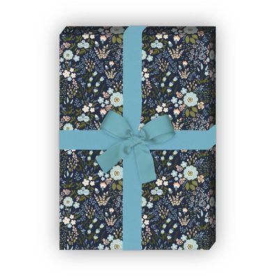 Klassisches Blüten Geschenkpapier mit reichem Blumen Muster auf blau - G7626, 32 x 48