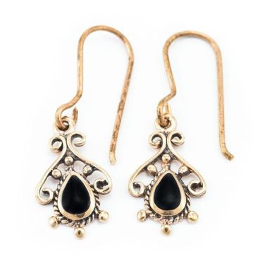 Kleine Ohrringe mit zarten, mittelalterlichen Ornamenten und schwarzem Onyx