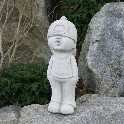 Massive Steinfigur lustiger Junge moderne Gartenfigur aus Steinguss frostsiche