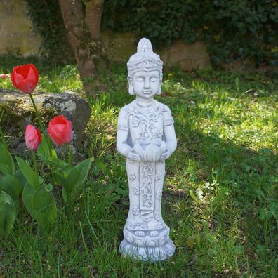 Massive Steinfigur schmaler stehender Buddha mit Lotusblüte Steinguss frostsiche