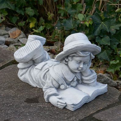 Massive Steinfigur Junge mit Buch liegend Gartenfigur aus Steinguss frostsicher