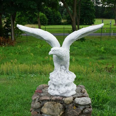 Massive Steinfigur riesiger Adler Blickrichtung rechts aus Steinguss frostfest
