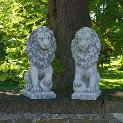 Massive Steinfiguren Löwen Paar mit Kugel Torwächter aus Steinguss frostfest