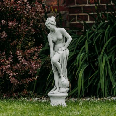 Steinfigur Statue Venus im Bade auf Podest aus Steinguss frostfest Dekoelement