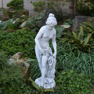 Massive Steinfigur Statue Erotische Frauenfigur Venus Bad im Steinguss frostfest