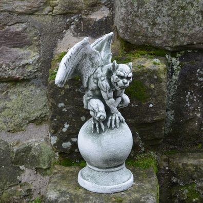 Massive Steinfigur Sondermodell Gargoyle Drachen auf Kugel Steinguss frostfest
