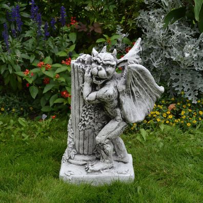 Massive Steinfigur Gargoyle mit Flügel und Säule Torwächter Steinguss frostfest