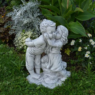 Massive Steinfigur Junge und Mädchen aus Steinguss frostfest Garten Raumdeko